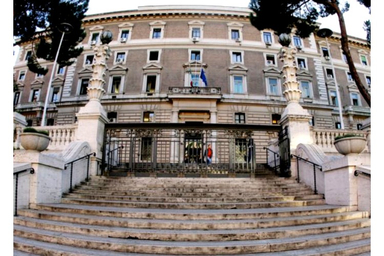 Schema di decreto del Presidente della Repubblica di cui al decreto  22 /03/2001, n. 208, recante riordino della struttura organizzativa delle articolazioni centrali e periferiche dell'Amministrazione della P.S. (117)